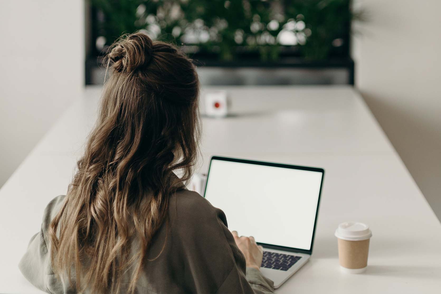 © cottonbro studio / Pexels Frau am Laptop