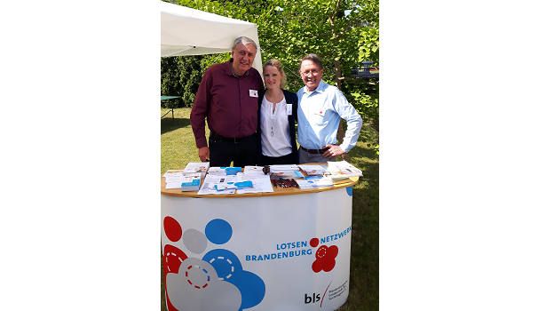 Informationsstand des Lotsennetzwerkes Informationsstand des Lotsennetzwerkes