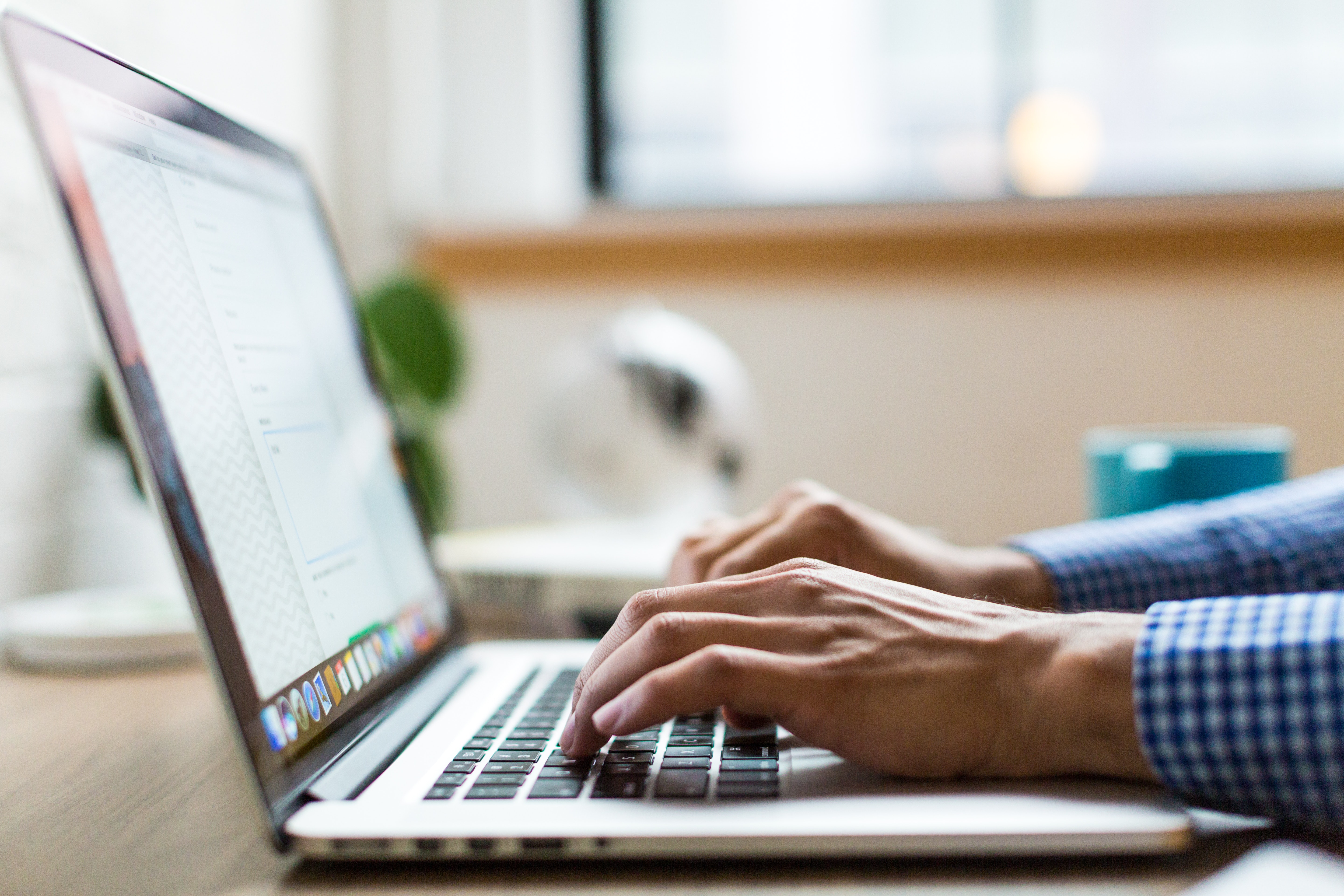 © Burst / Pexels Zwei Hände tippen auf Tastatur eines aufgeklappten Laptops