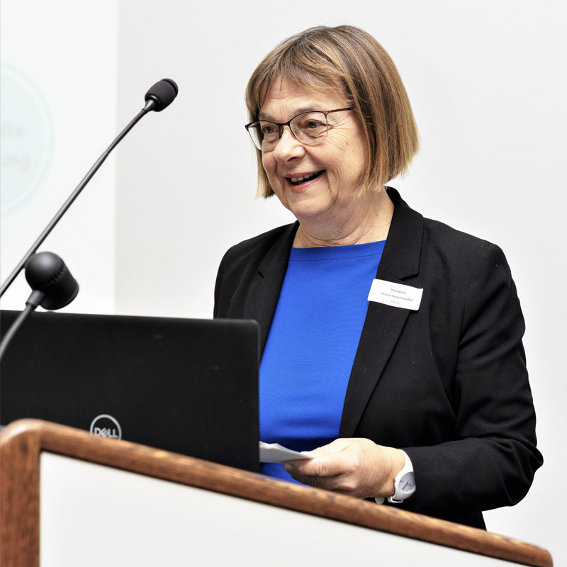 Gesundheitsministerin Ursula Nonnemacher spricht auf dem selbstbestimmt-Fachtag.